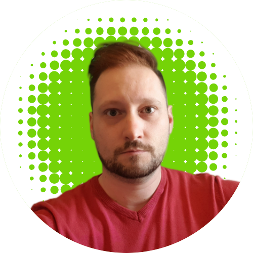 Homme avec un pull rouge.